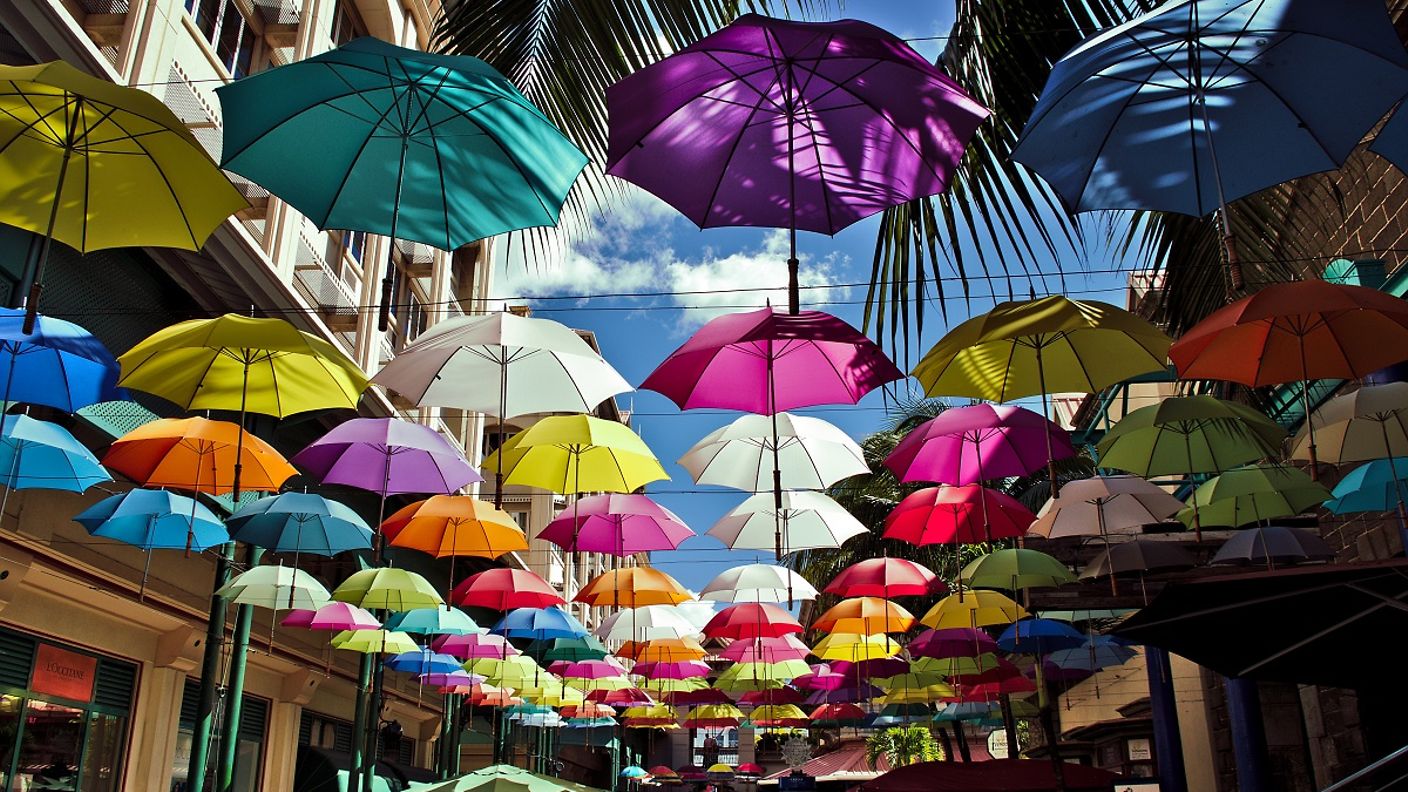 Bunte Regenschirme hängen zwischen Hauswänden in Port Louis auf Mauritius