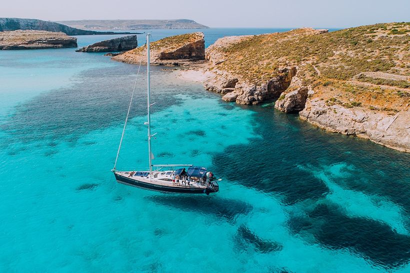 Klares blaues Wasser im Meer vor Malta