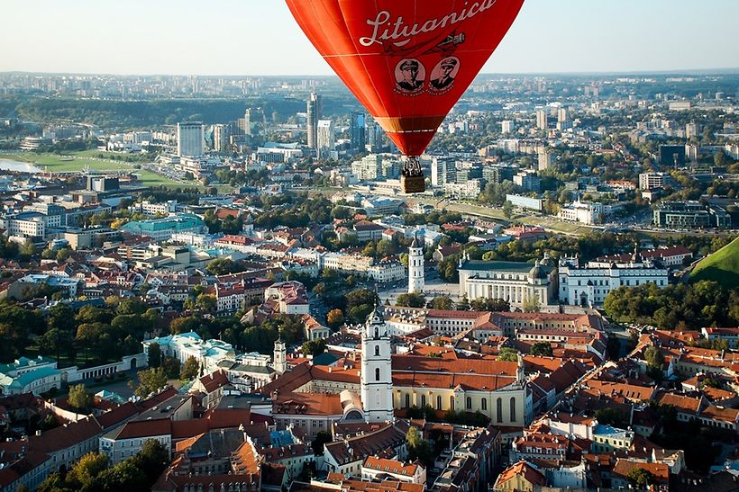 Vilnius aus der Vogelperspektive mit einem darüberfahrenden Heißluftballon
