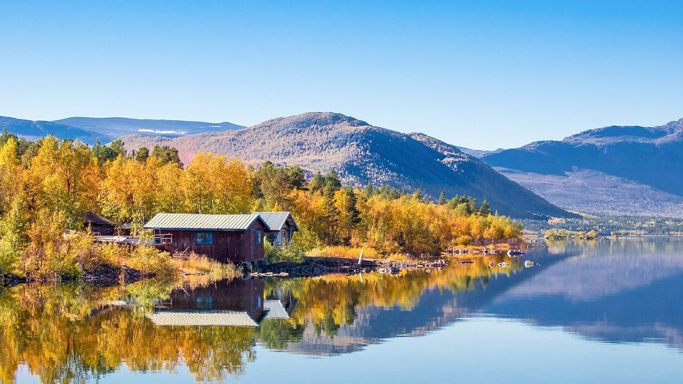 Farbenfrohe Landschaft am See in Lappland