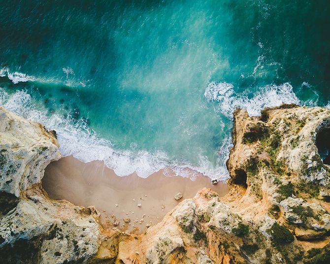 Versteckte Sandbucht an der Steilküste der Algarve in Portugal