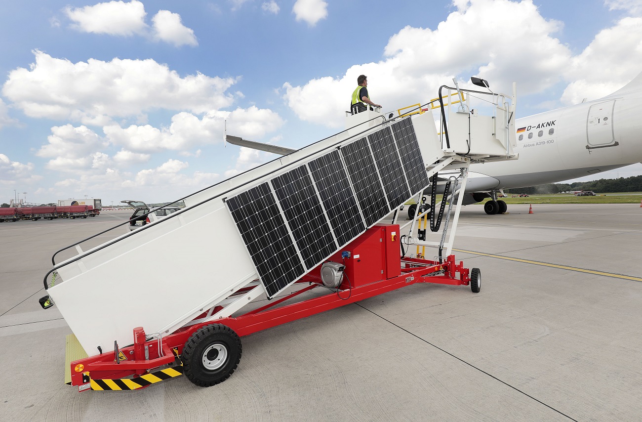 Boarding-Treppe mit Solaranlage