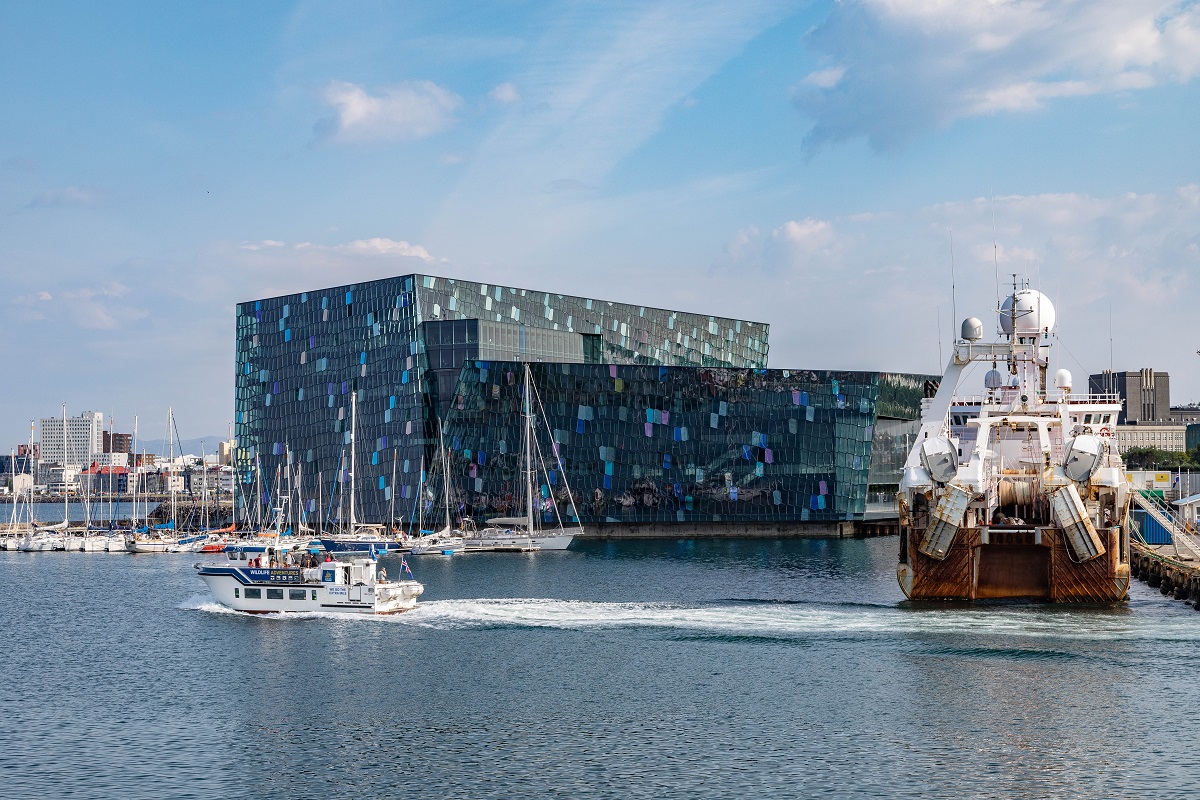 Blick übers Wasser auf die Oper Harpa in Reykjavík