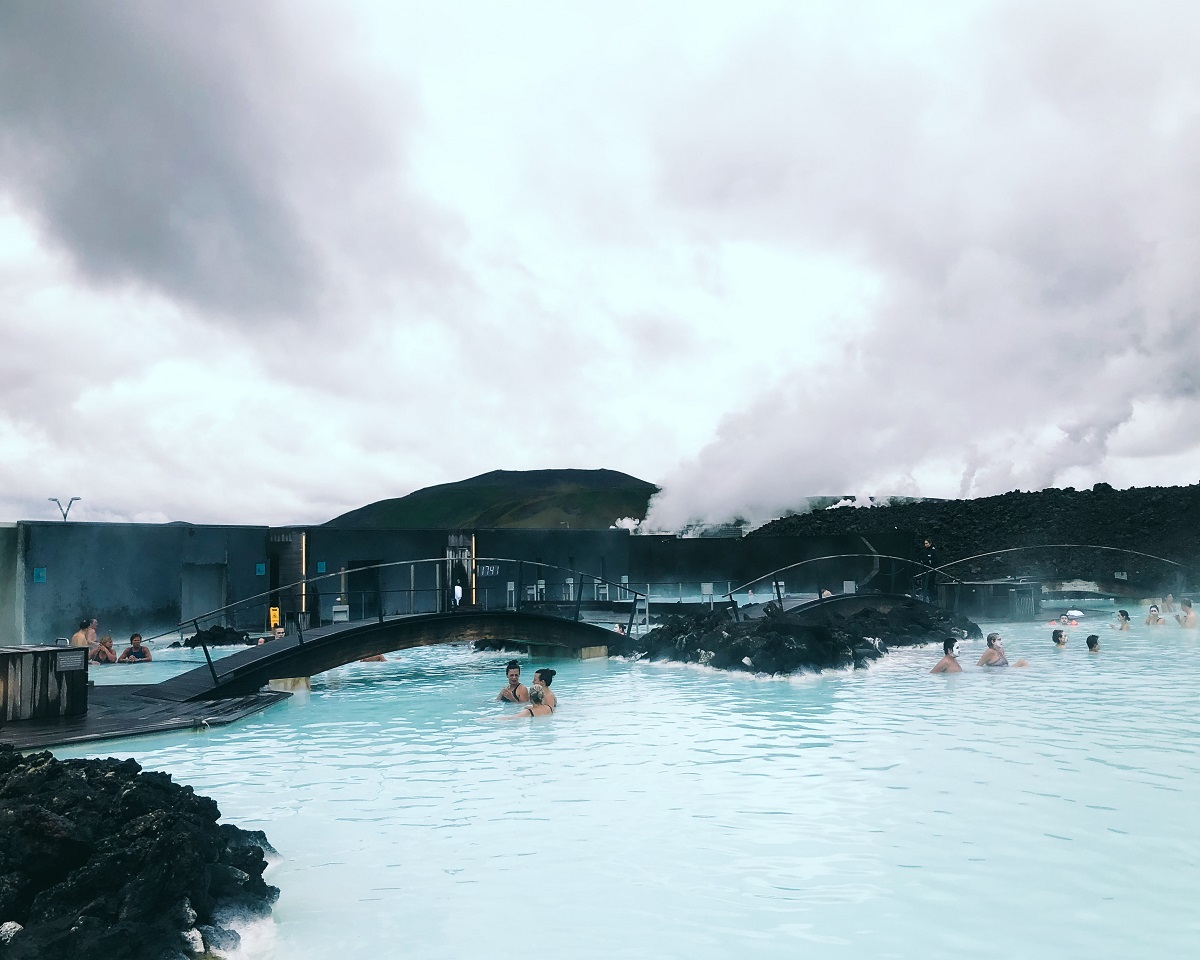 Menschen baden in heißer Quelle in Island