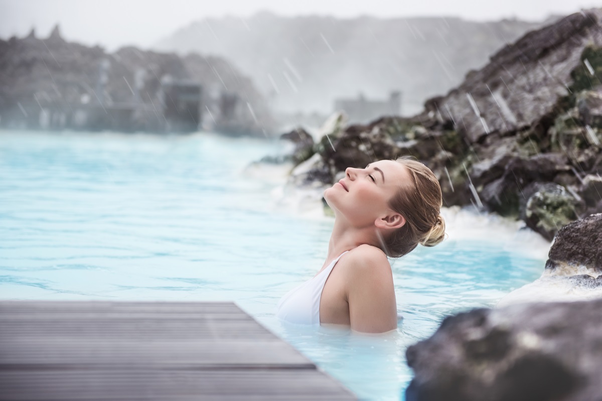 Frau badet in der Blauen Lagune