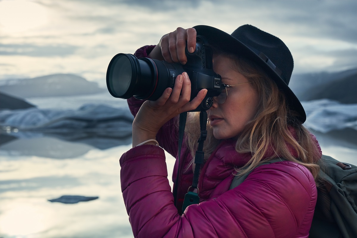 Frau fotografiert Gletscher in Island