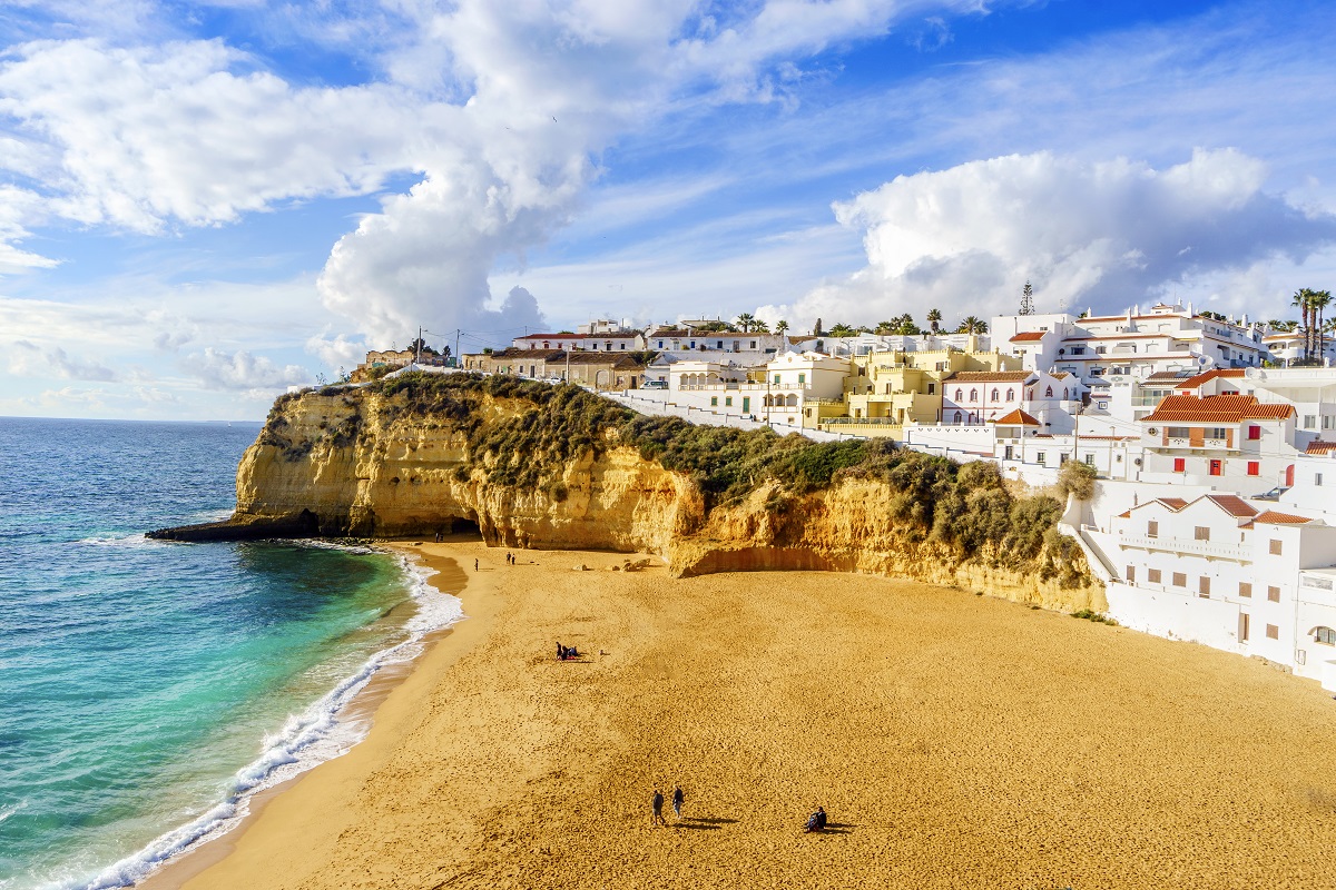 Strand bei Carvoeiro an der Algarve