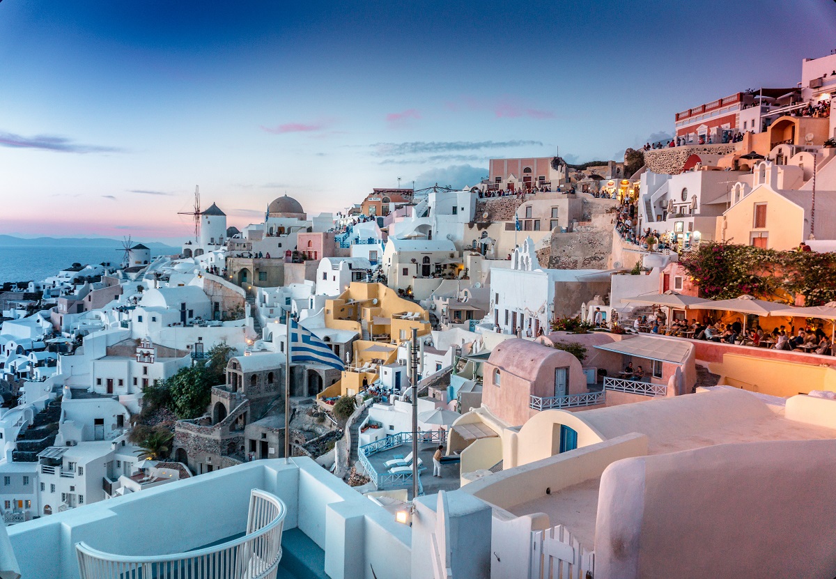 Weiße Häuser in der Abenddämmerung in Fira auf Santorini