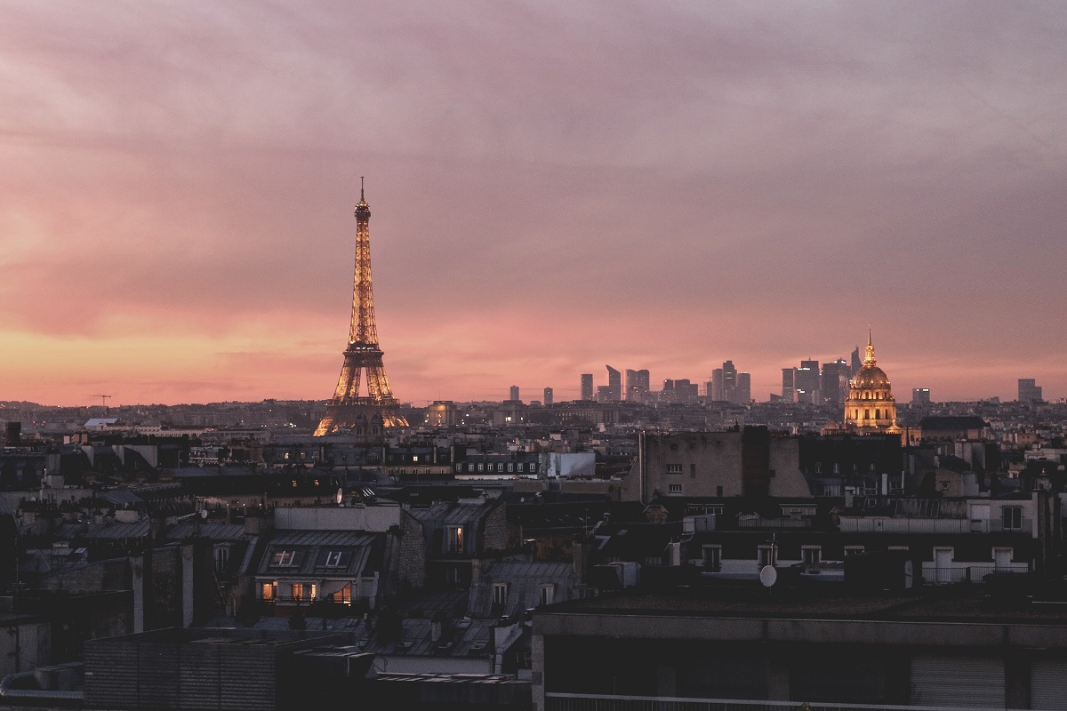 Eiffelturm in Paris bei Nacht mit Lichtshow