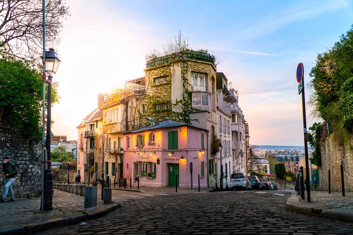 Rosa Haus im Künstlerviertel Montmartre in Paris