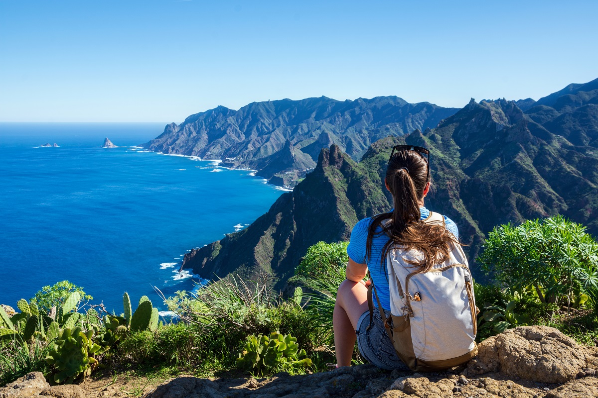 Eine Frau wandert auf Teneriffa in atemberaubender Berglandschaft