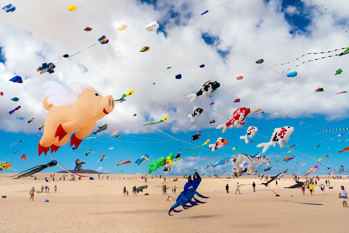 Internationales Drachenfestival an einem Strand auf Fuerteventura