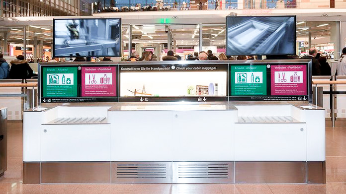 Stationen zum Vorsortieren des Handgepäcks am Hamburg Airport