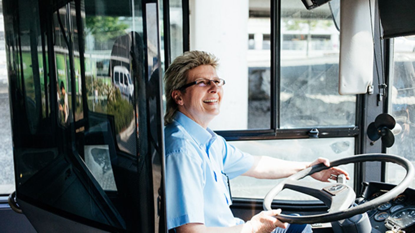 Busfahrerin vor dem Lenkrad