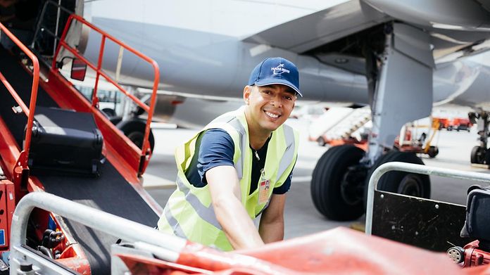 Mitarbeiter bei der Verladung des Gepäcks in das Flugzeug