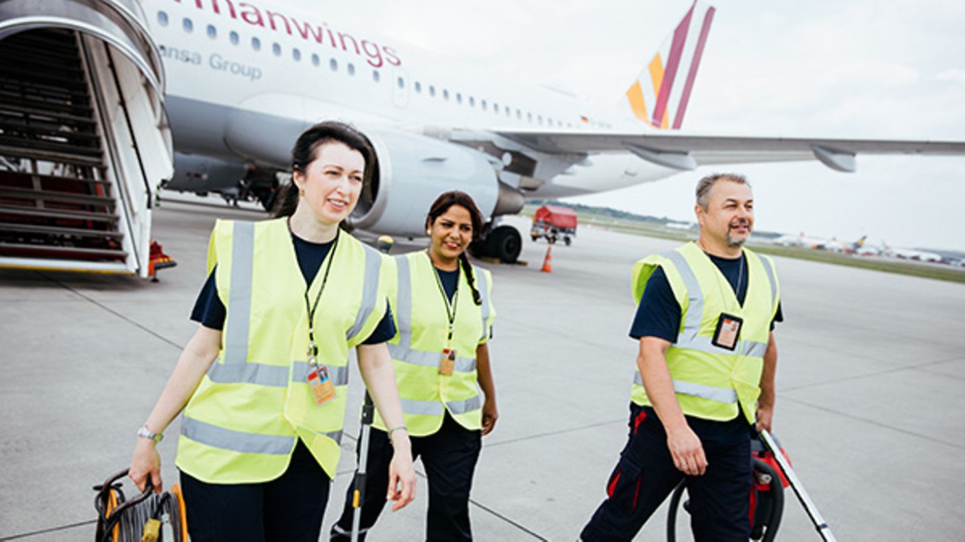 Reinigungsteam beim Verlassen des Flugzeugs