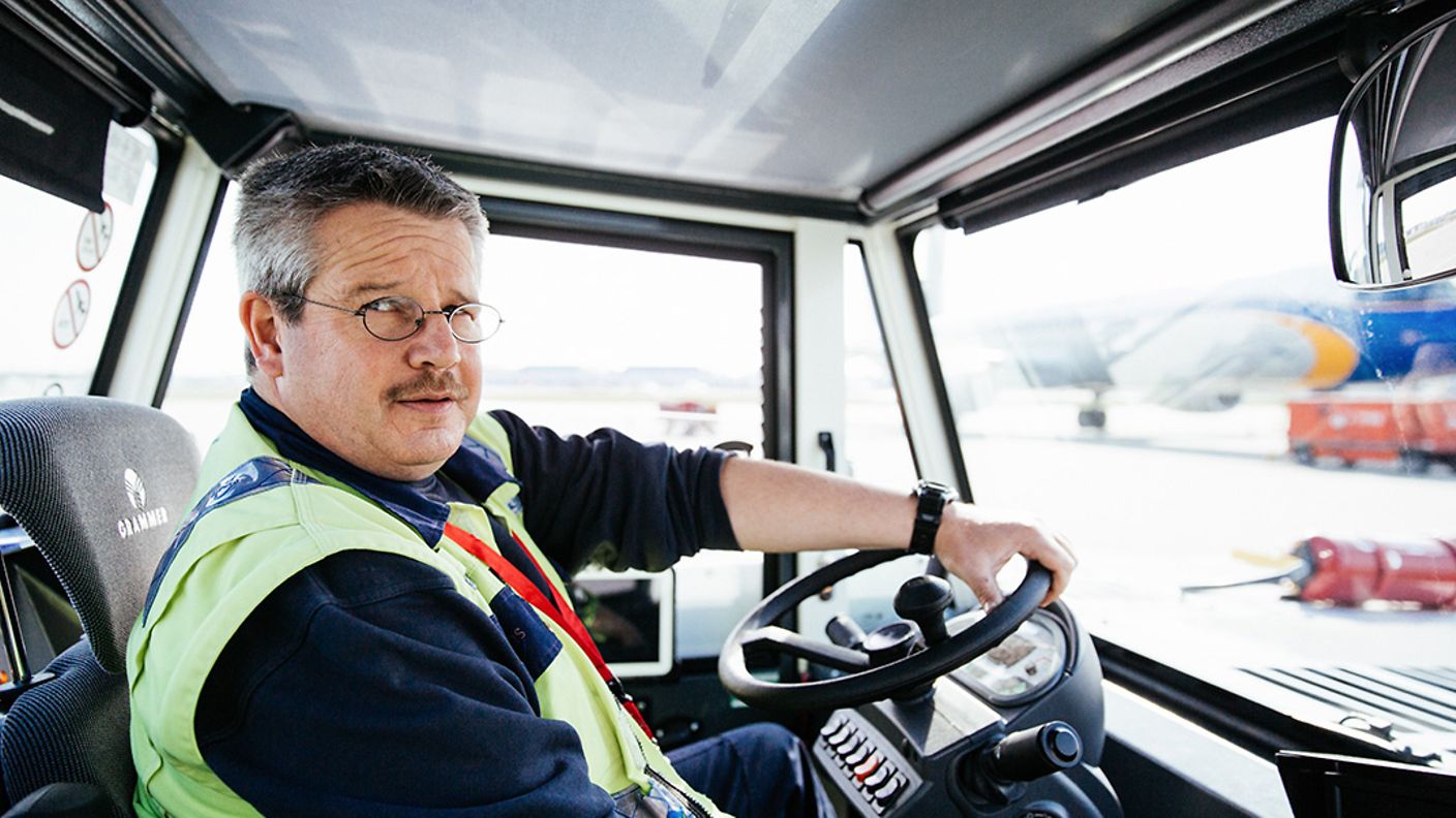 Mitarbeiter beim Fahren des Pushback-Fahrzeugs