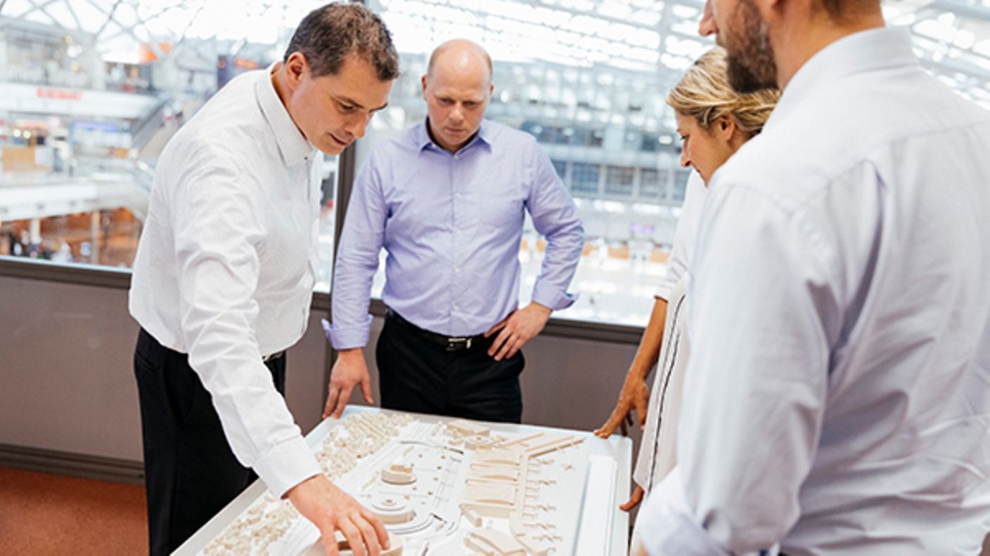 Mitarbeiter vor 3D-Flughafenmodell