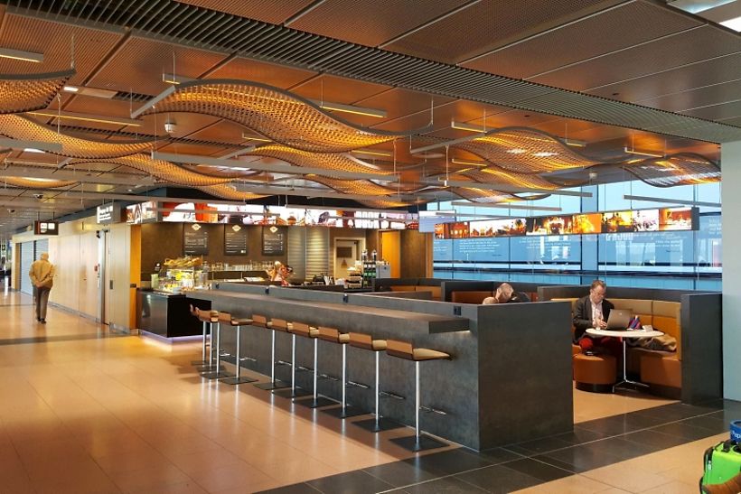 Bar DOCK 3 bei Gate B46/47 - Kaffee- und Teespezialitäten, kalte Getränke & Snacks