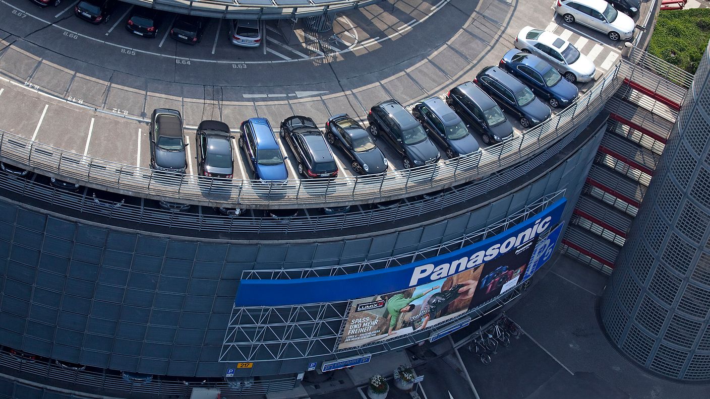 Teils unbedachte Parkflächen auf dem Oberdeck von P5.