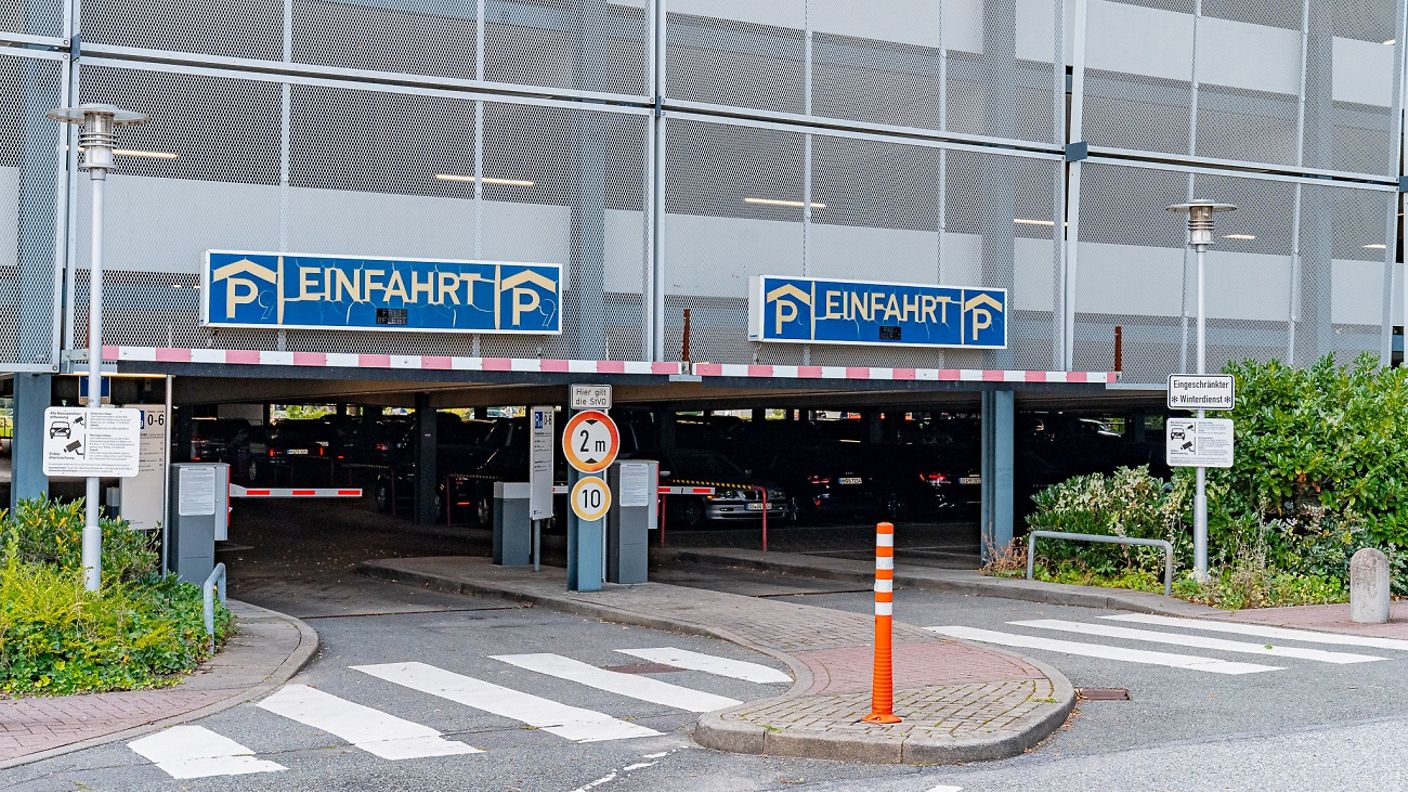 Zweispurige Einfahrt des Parkhauses P8-9.