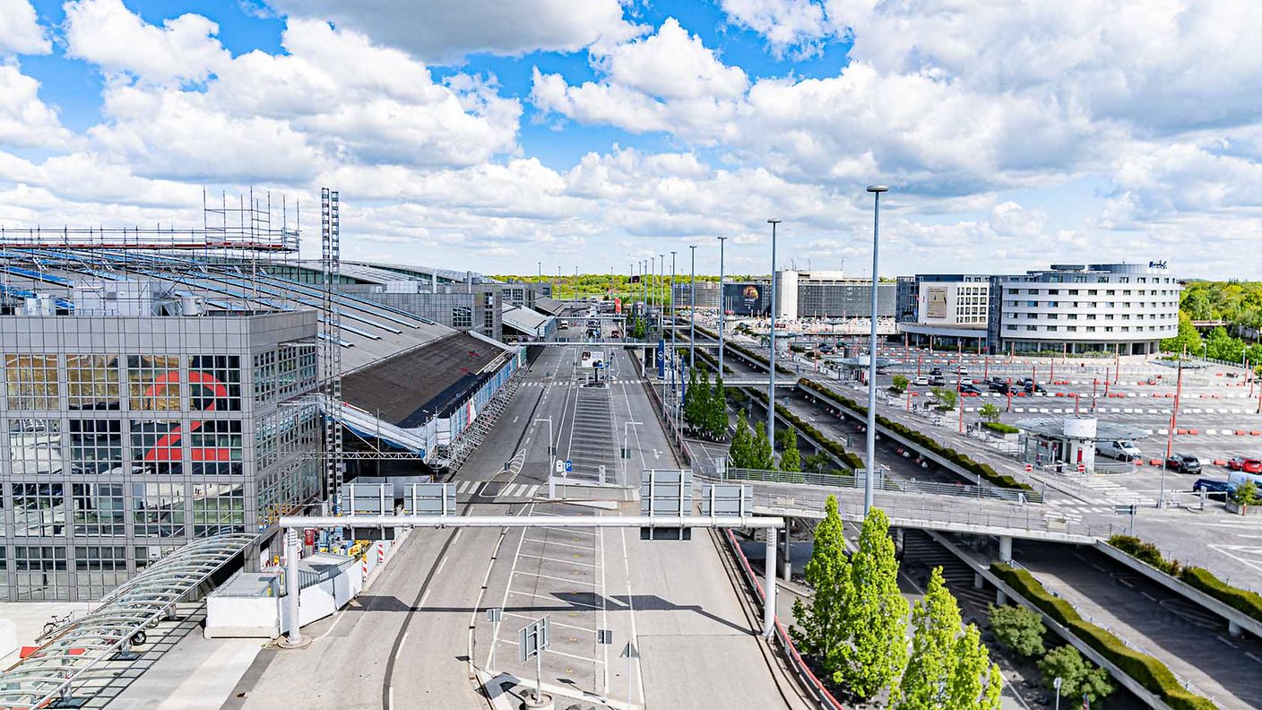 Blick von oben auf die Außenparkflächen der Parkhäuser in Nähe zu den Terminals.