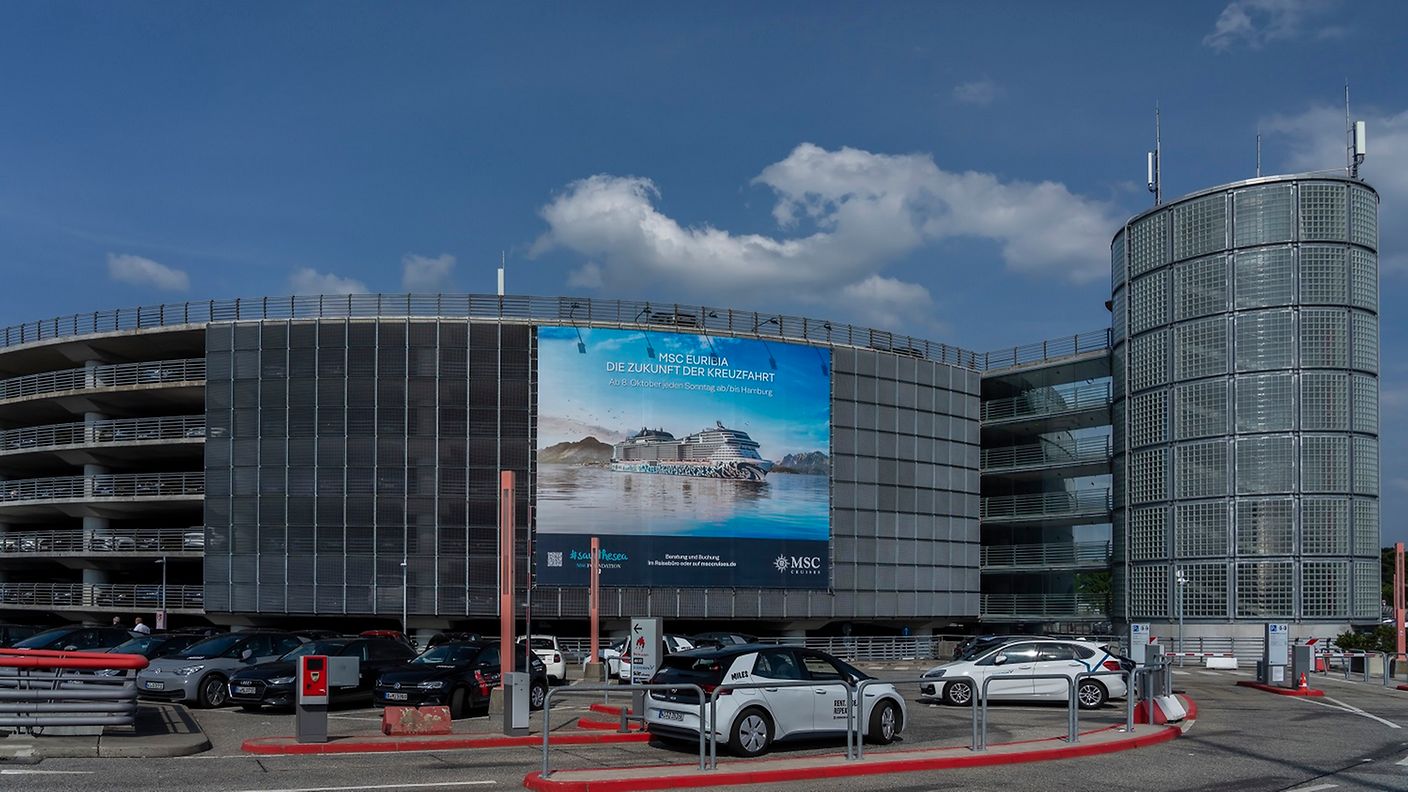 easyjet-megaposter-parkhaus-outdoor