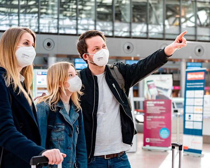 Reisende Familie am Hamburg Airport