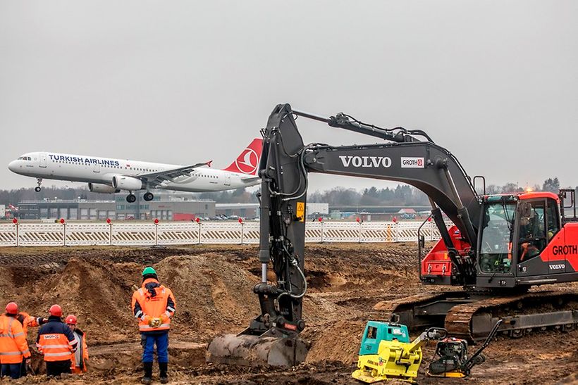 Baufahrzeuge auf Vorfeld 1