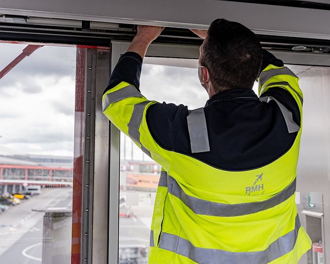 rmh-hochbau-mann-arbeit
