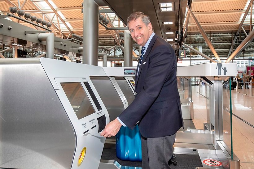 Geschäftsführer Michael Eggenschwiler am Self-Bag-Drop-Automaten