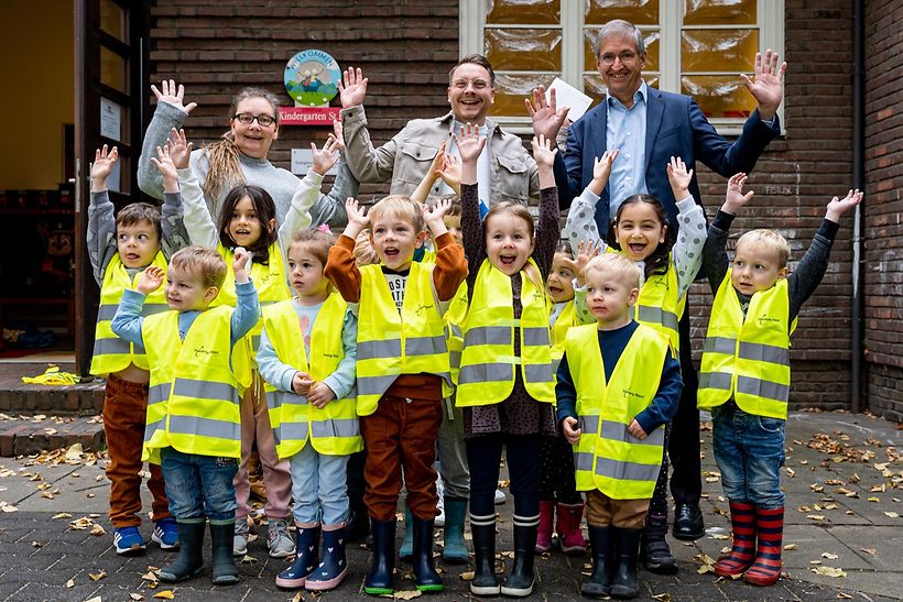 Übergabe Warnwesten Kita St. Peter Groß Borstel
