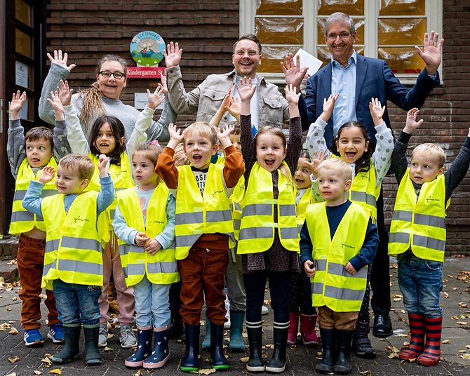 Übergabe Warnwesten Kita St. Peter Groß Borstel