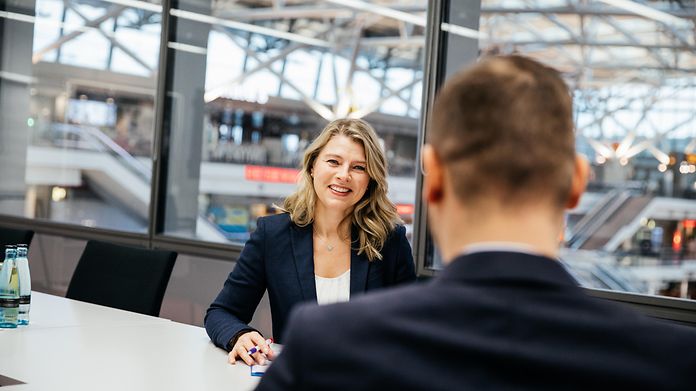 Mitarbeiterin vom Personalgespräch im Gespräch mit Bewerber.