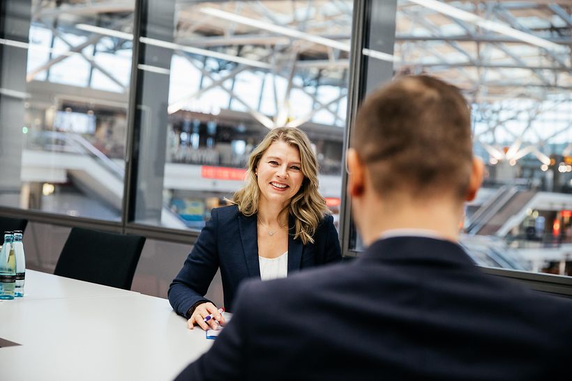 Mitarbeiterin vom Personalgespräch im Gespräch mit Bewerber.