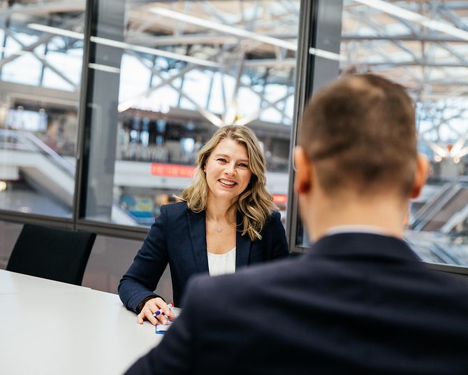Mitarbeiterin vom Personalgespräch im Gespräch mit Bewerber.