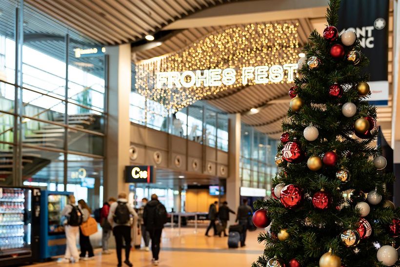 stimmungsvolle weihnachtsdeko im terminal