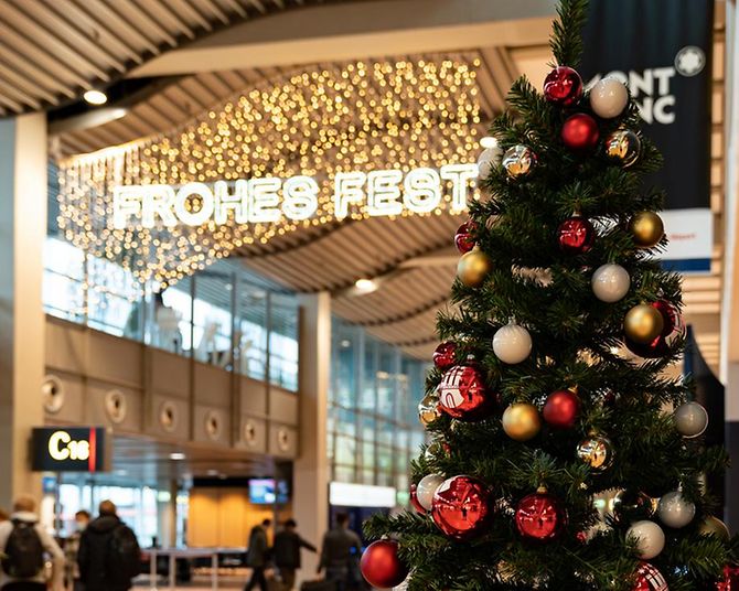 stimmungsvolle weihnachtsdeko im terminal