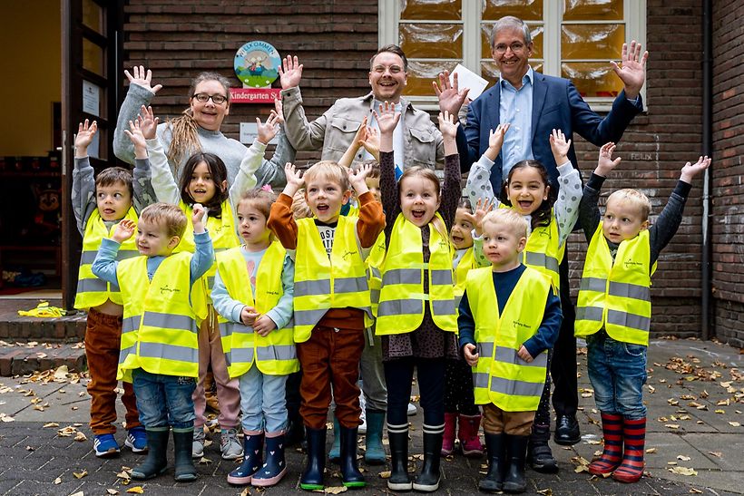 Warnwesten Übergabe Kita