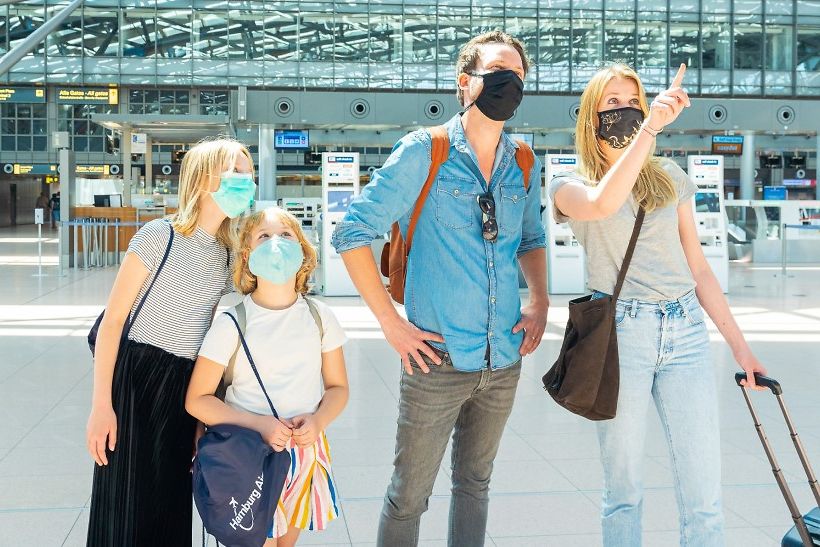 Ferienstart_940_Familie_am_Hamburg_Airport_by_Oliver_Sorg-11