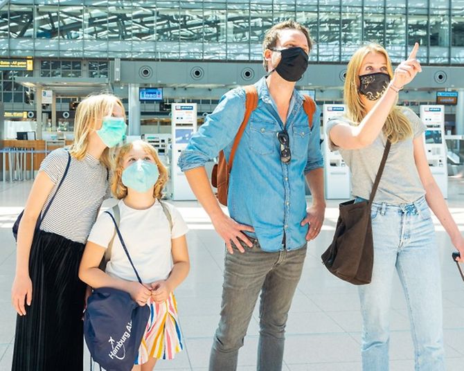 Ferienstart_940_Familie_am_Hamburg_Airport_by_Oliver_Sorg-11