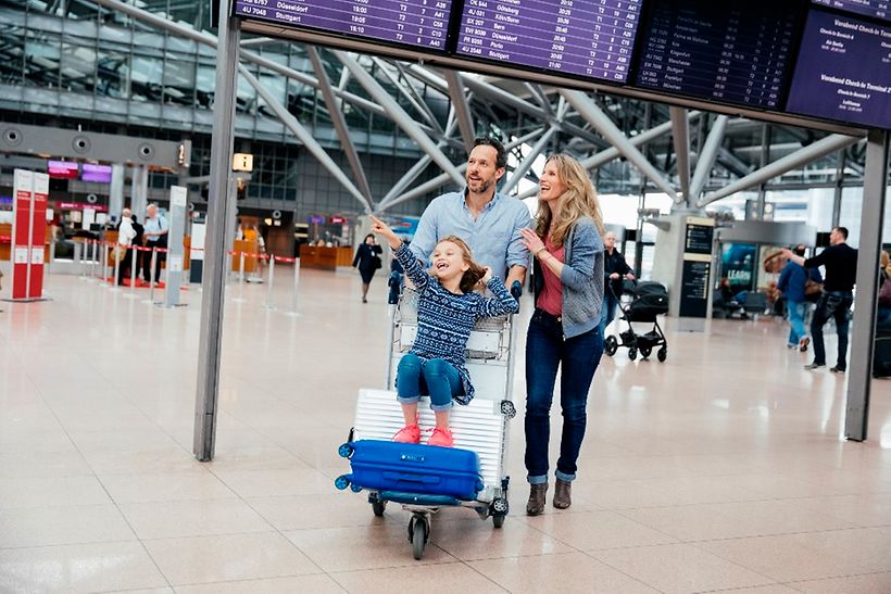 Familie_reist_ab_Hamburg_Airport_in_den_Urlaub_940