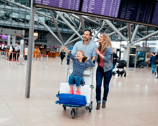 Familie_reist_ab_Hamburg_Airport_in_den_Urlaub_940