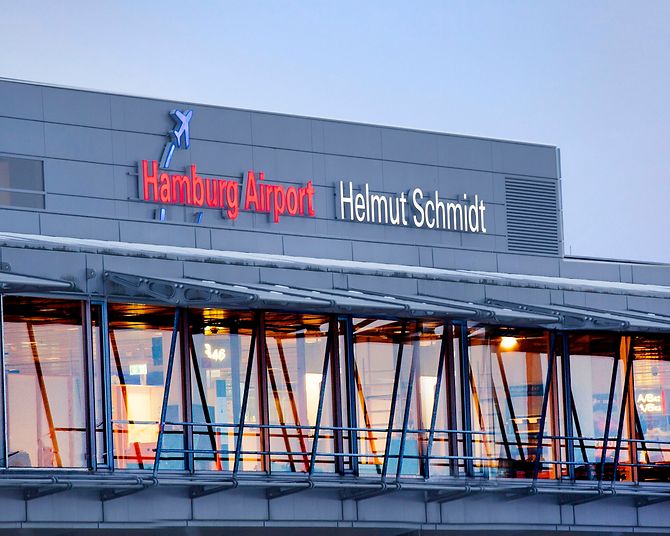 Hamburg Airport Helmut Schmidt Schriftzug am Terminal