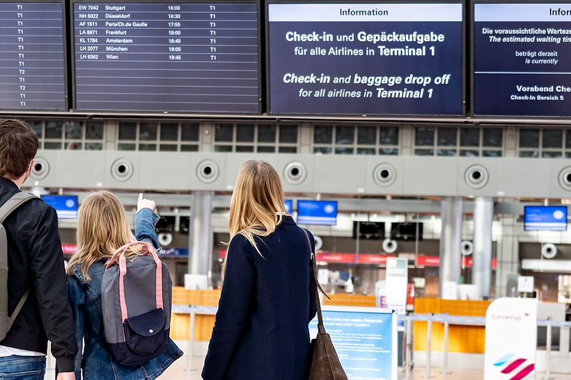 Reisende Familie am Hamburg Airport