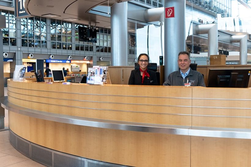 servicemitarbeiter-infoschalter-terminal