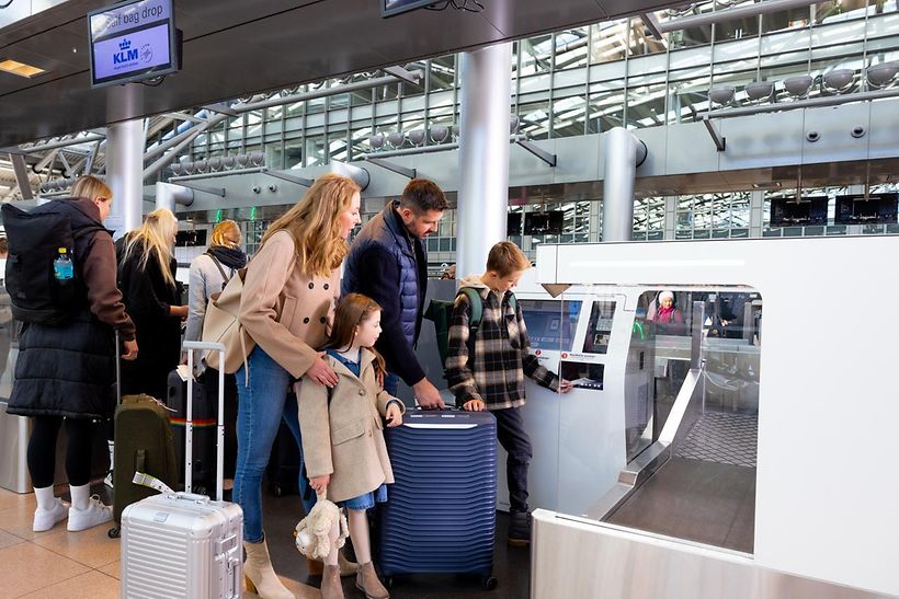 gepäck-familie-einchecken