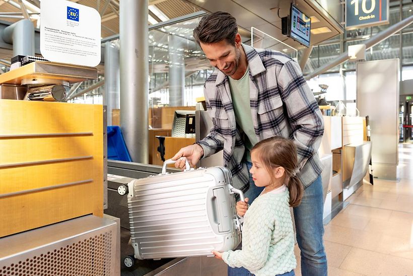 gepäck-familie-einchecken