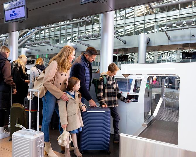 gepäck-familie-einchecken