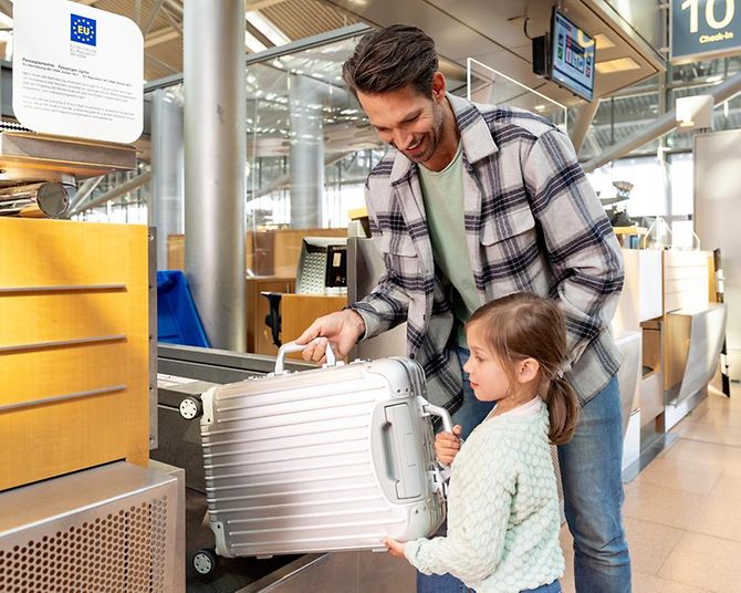 gepäck-familie-einchecken